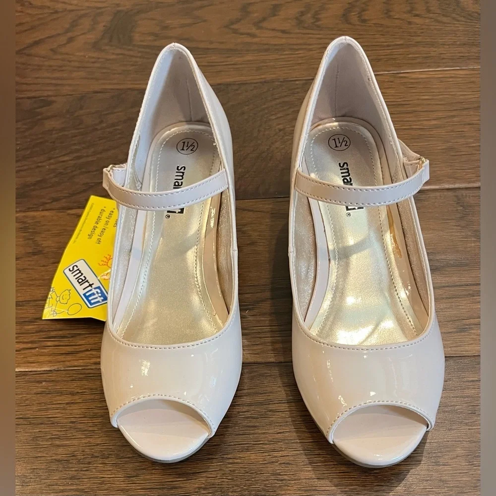NEW SmartFit Cream Patent Peep-Toe Dress Shoes Mary Jane Heels Adjustable 1.5